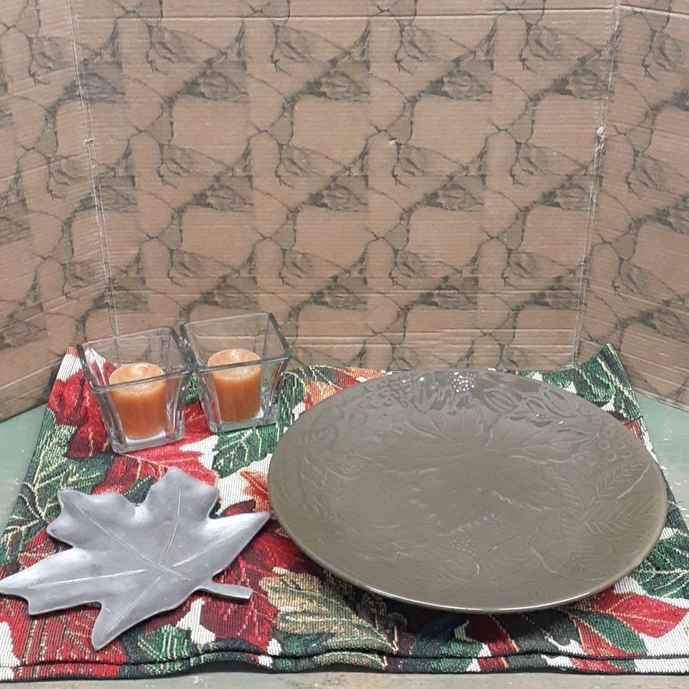 Beautiful vintage 6 pc leafy bundle with candleholders